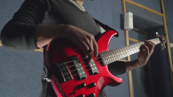 Guitarrista melodías en el concierto o probar la banda de pop . — Vídeo de stock