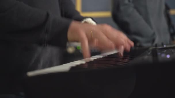 Keyboardist plays on synthesizer concerto or try-out — Stockvideo