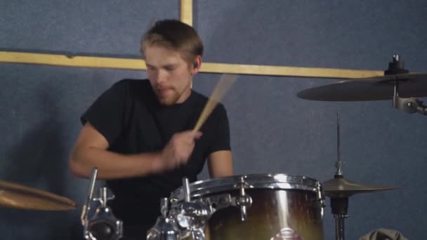 Man plays on the drums set. — Stock Video