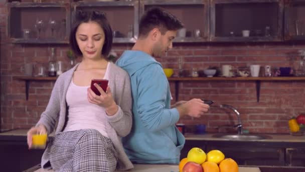 Par uso gadgets no apartamento moderno — Vídeo de Stock