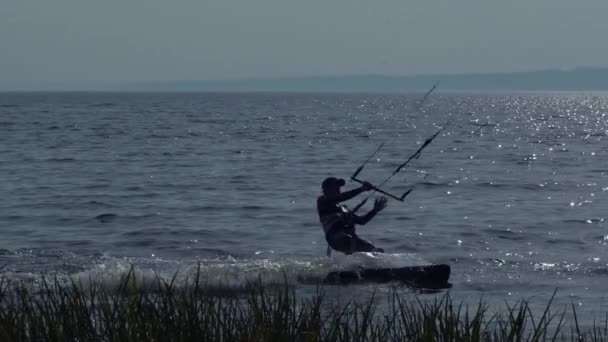 Kitesurfer desfrutar kitesurf no pôr do sol . — Vídeo de Stock