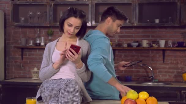 愛のカップルは、最新のデバイスと一緒に朝食を食べ. — ストック動画