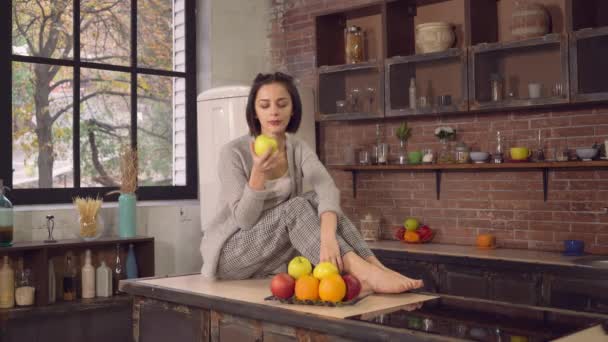 Femmina ha frutta a colazione . — Video Stock