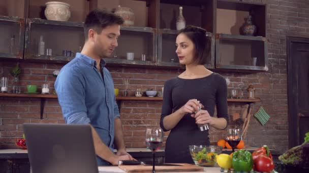 Hombre y chica cocinan comida saludable con sonrisa feliz . — Vídeos de Stock