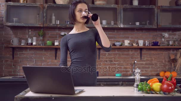Female chatting in social net use pc alone in flat. — Stock Video