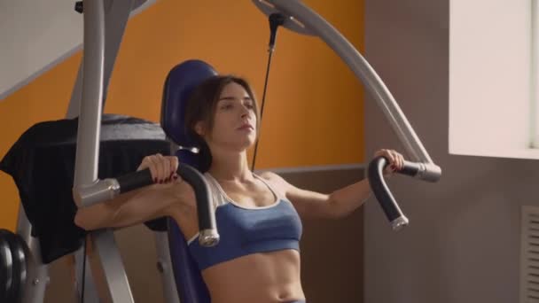 Alledaagse sporten in de sportclub. Aantrekkelijke dame. — Stockvideo