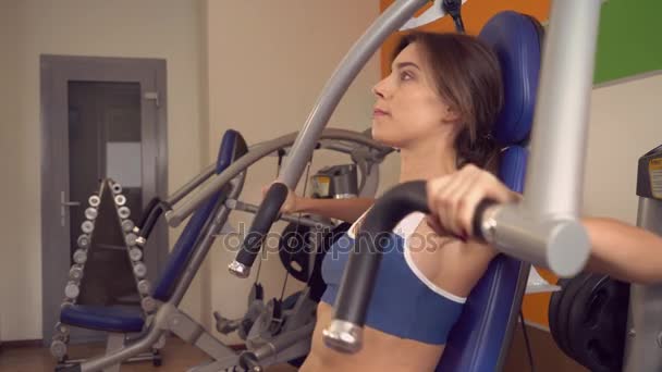 Ochtend training met Gewichtheffen aantrekkelijke dame geniet van sport. — Stockvideo