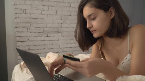 Kaukasische model kopen in de ochtend dragen in nachtkleding. — Stockvideo