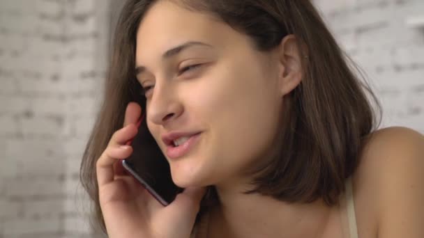 Vrouwelijke gesprekken op telefoon closeup. — Stockvideo
