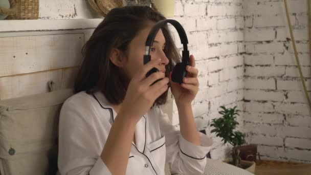 Lady despertó de buen humor cantando en casa . — Vídeo de stock