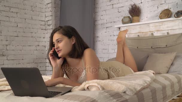 Beautiful woman start her day with call. — Stock Video