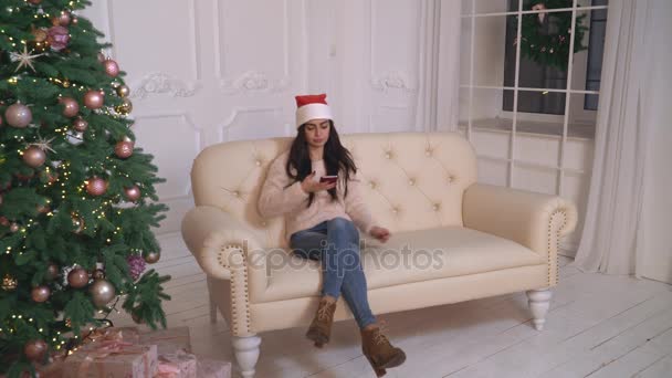 Pareja enamorada vacaciones de Navidad en apartamento . — Vídeos de Stock