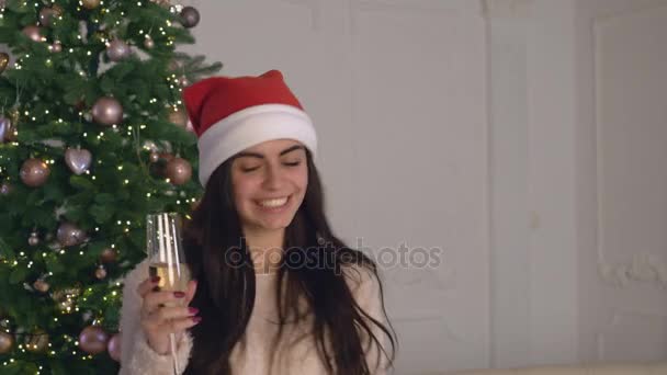 Retrato caucásico femenino disfruta celebrando . — Vídeo de stock