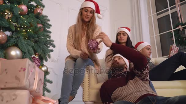 Mujer y hombre se preparan para la celebración de anoche en el año . — Vídeo de stock