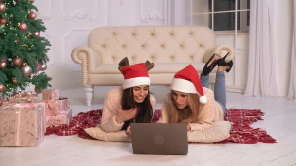 Dos feliz dama con PC en navidad plana . — Vídeos de Stock