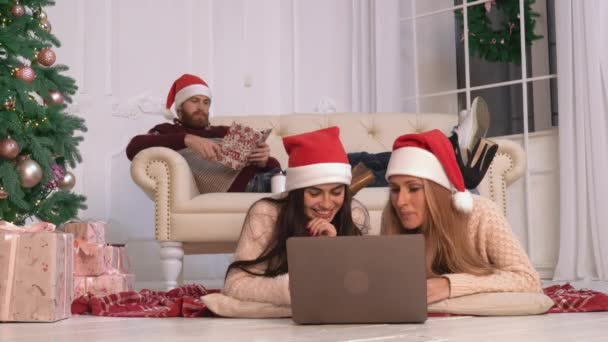 Familia con chica adulta disfrutar de la víspera de año nuevo en casa . — Vídeos de Stock