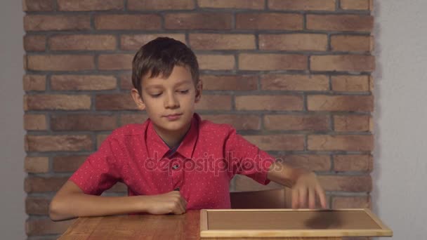 Retrato pequeño niño mostrando pizarra blanca con palabra de escritura a mano donde . — Vídeos de Stock