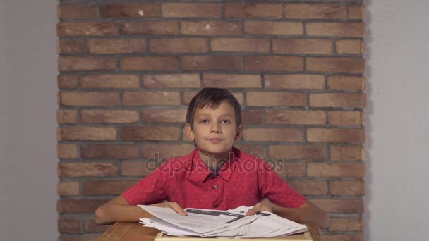 Παιδί κάθεται στο γραφείο κρατώντας πινακάκι με γράμματα ελευθερία στον τοίχο κόκκινο τούβλο φόντο — Αρχείο Βίντεο