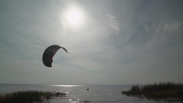 Kitesurf deportes acuáticos superficiales — Vídeos de Stock