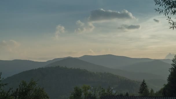 Blick auf die Landschaft mit kleinen Häusern. — Stockvideo