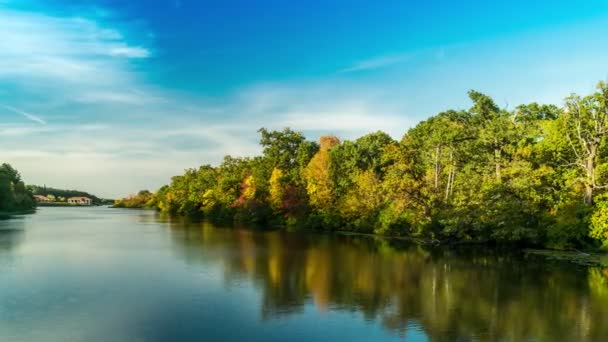 Jesień las i jezioro, 4 k timelapse panorama — Wideo stockowe