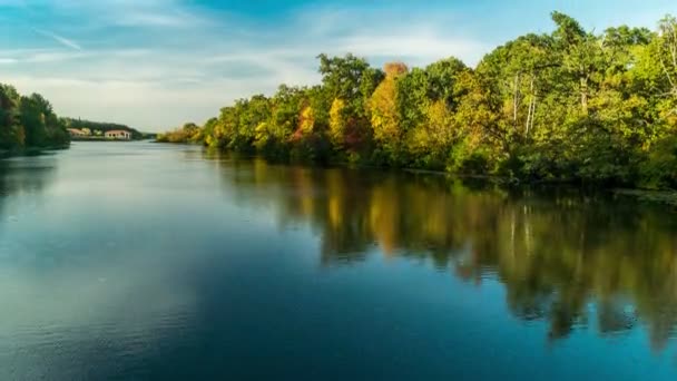 Jesienny krajobraz z rzeką, panoramiczny time-lapse — Wideo stockowe