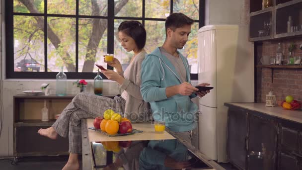 Lady en man met gadgets in flat. — Stockvideo