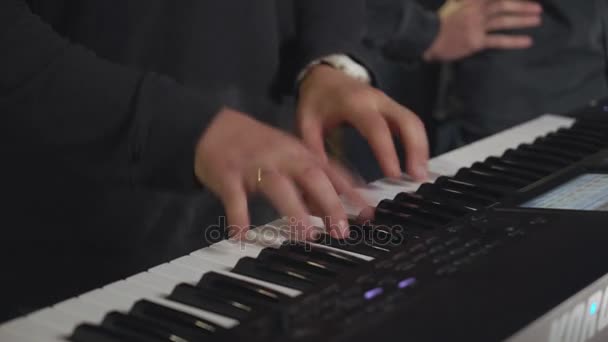 Nahaufnahme männliches Spiel auf Synthesizer — Stockvideo