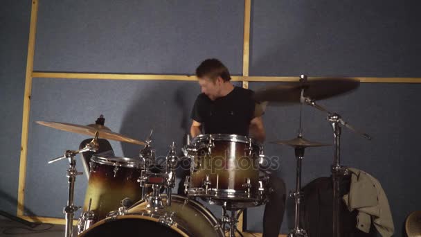 Guy spelar på trummor kit. — Stockvideo