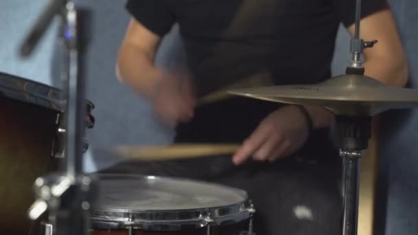 Detailní záběr bubeník hrát na bicí soupravu — Stock video