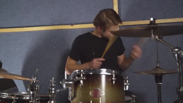 Schöner Schlagzeuger genießt Wiederholung in Garage. — Stockvideo