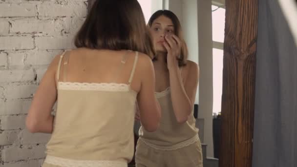 Femmina guarda il riflesso nello specchio . — Video Stock