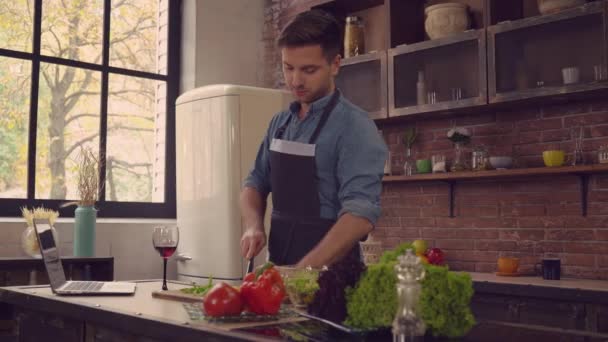 Novio preparando cena romántica . — Vídeos de Stock