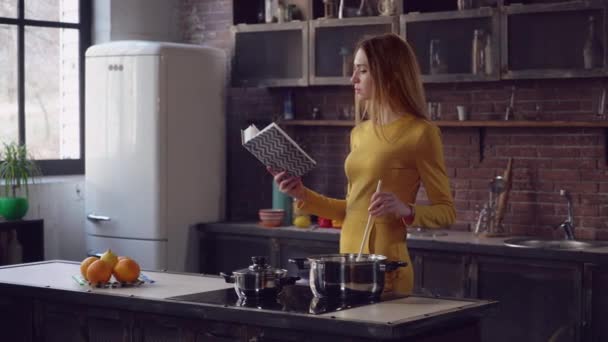 Женщина варит суп в квартире . — стоковое видео