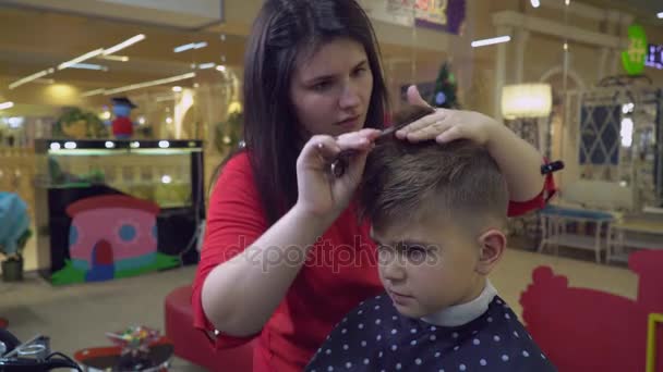 Coiffeur haircutting Kaukasische baby. — Stockvideo