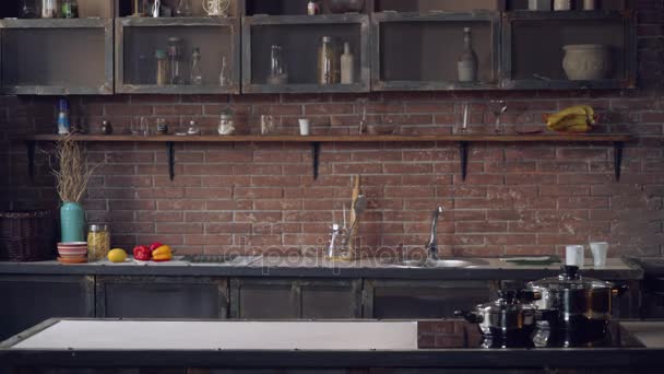 Mujer entrando en apartamento con comida de la tienda . — Vídeos de Stock