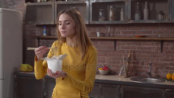 Vrouw genieten van maaltijd in flat. — Stockvideo