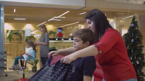 Cortador de pelo con niño en los peluqueros . — Vídeos de Stock