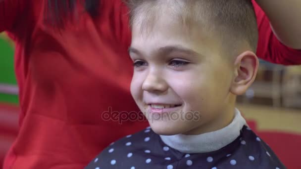 Симпатичный ребенок в парикмахерской . — стоковое видео