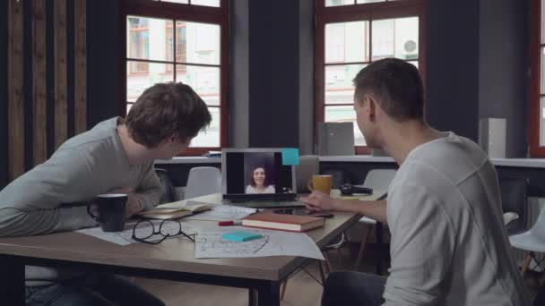 Vrouw gesprekken met collega's gebruiken de app telefoon conferentie. — Stockvideo