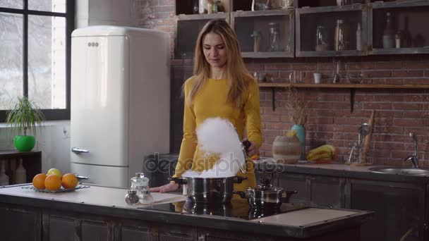 Mujer preparando la cena en el apartamento . — Vídeo de stock