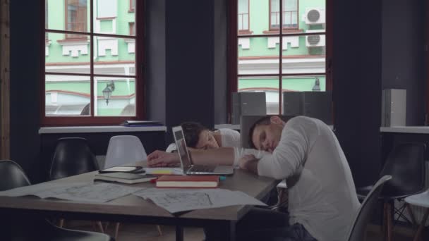 Colegas cansados adormecem no trabalho . — Vídeo de Stock