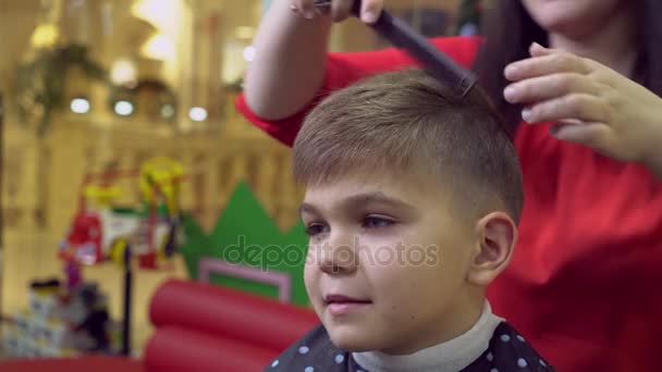 Corte de cabelo feminino bebê no salão de beleza . — Vídeo de Stock