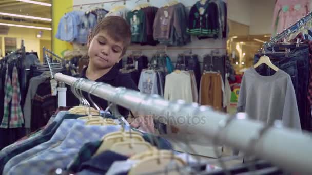 Kind Kies kledingstuk in de winkel. — Stockvideo