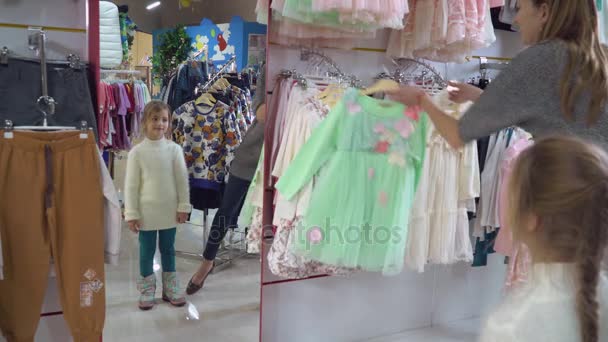 Familie proberen op slijtage kleding in de winkel. — Stockvideo