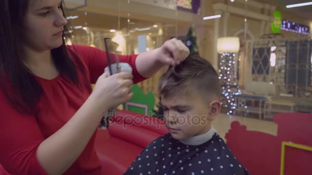 Kapper knippen haren in kapsalon. — Stockvideo