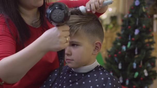 Parrucchiere asciuga i capelli bambino . — Video Stock