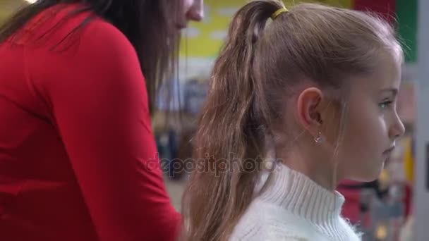 Vrouwelijke kind in kinderen schoonheidssalon. — Stockvideo