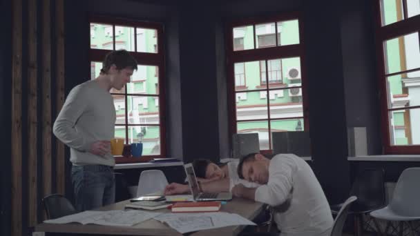 Compañeros de trabajo agotados después de duro proyecto. amistad y apoyo de los socios . — Vídeo de stock