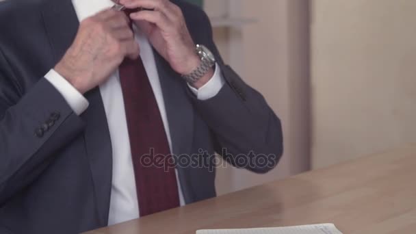 Businessman adjusting his tie. — Stock Video